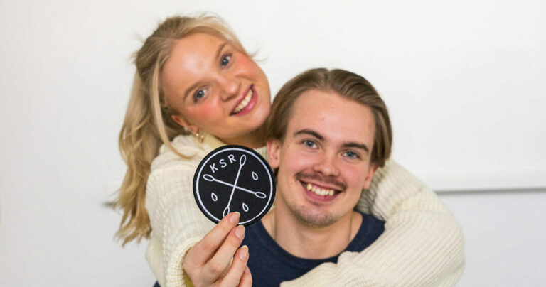 Kaksi henkilöä, joista toisella kädessä Kantasolurekisterin kangasmerkki.