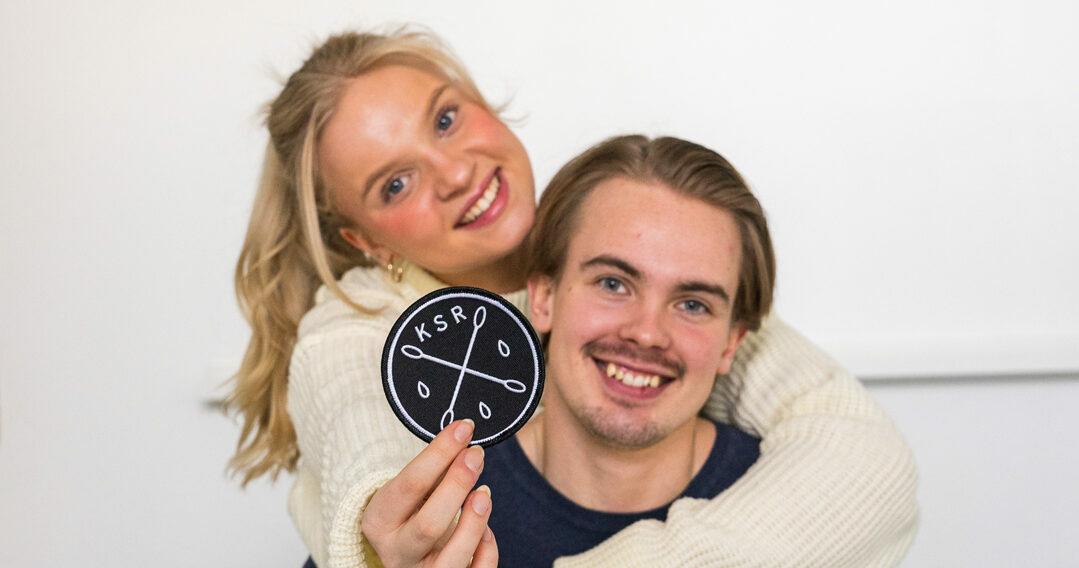 Kaksi henkilöä, joista toisella kädessä Kantasolurekisterin kangasmerkki.