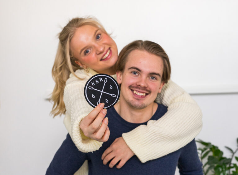 Kaksi nuorta Kantasolurekisterin haalarimerkin kanssa.