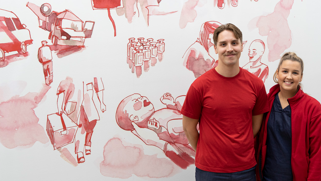 Kaksi Veripalvelun hoitajaa.