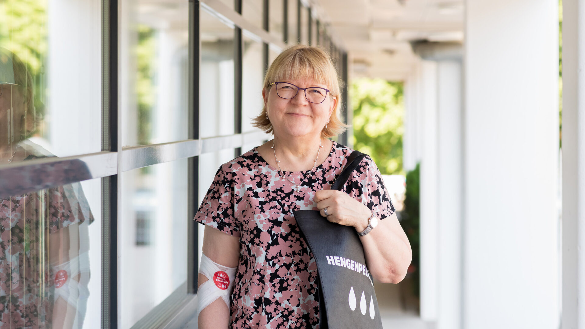 Helena som just donerat blod utomhus på sommaren.