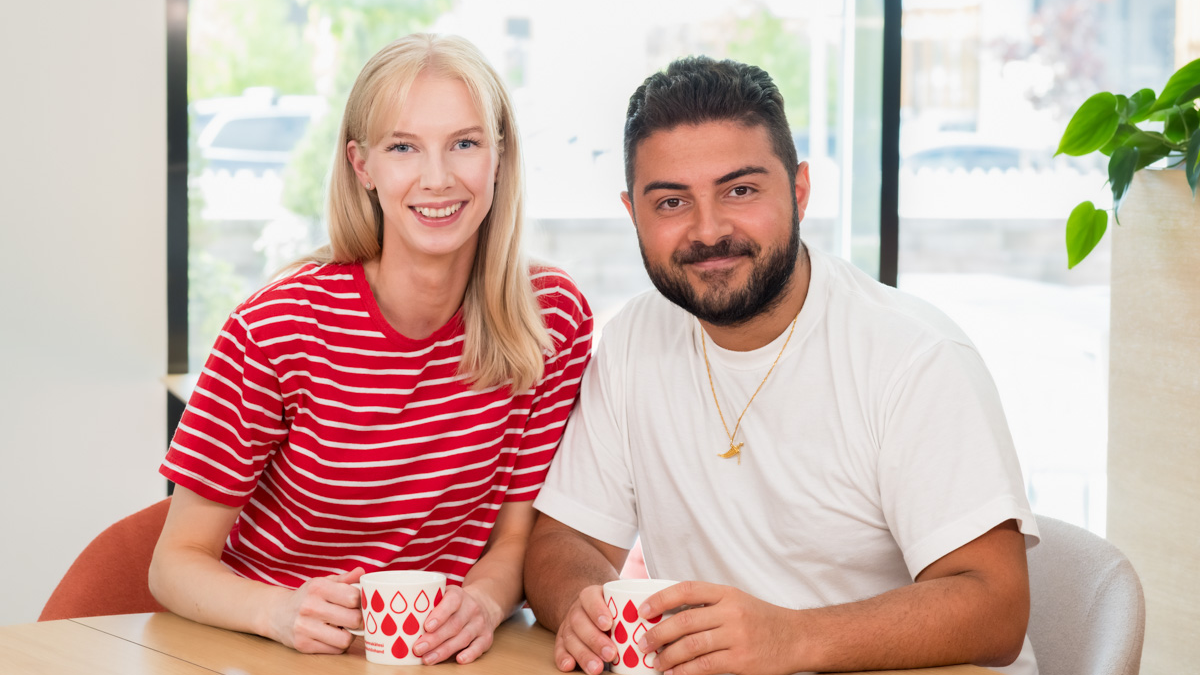 Kaksi Veripalvelun työntekijää pöydän ääressä.