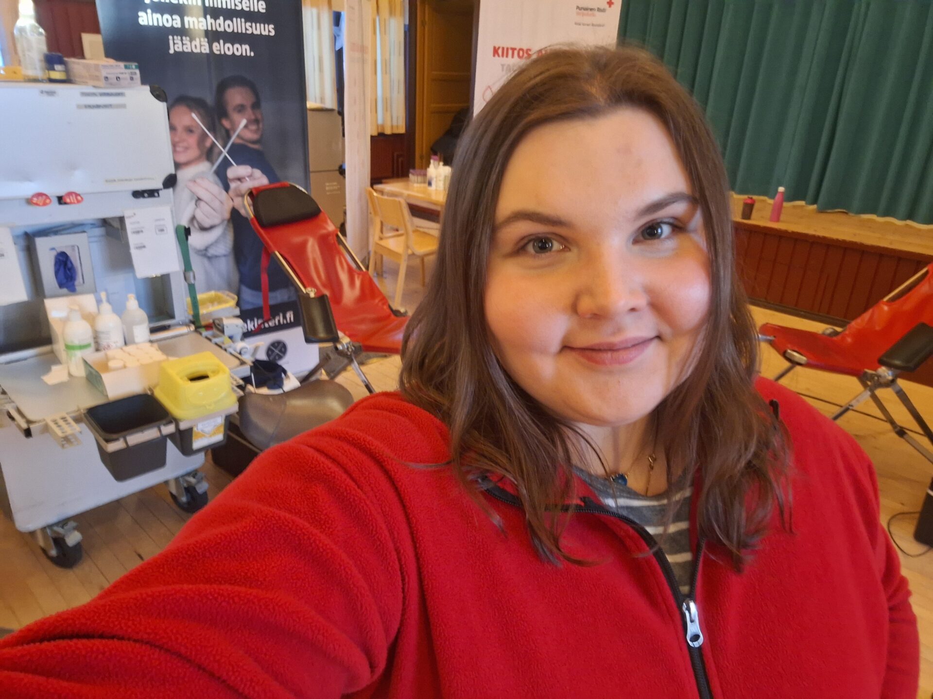 Verenluovutuksessa kesätöissä ollut Sini.