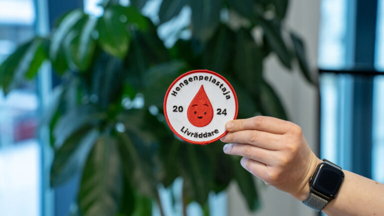 Veripalvelun Hengenpelastaja-haalarimerkki.