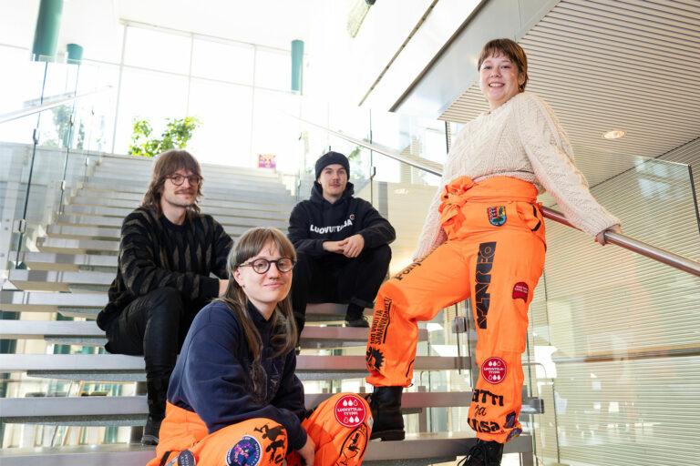 Opiskelijat portaikossa. Opiskelijat saavat haalarimerkin luovuttamalla verta.