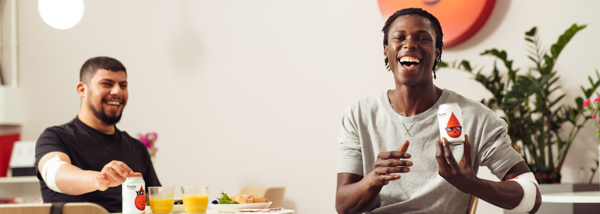 Verenluovuttajat pöydän ääressä Vantaan toimipisteessä.