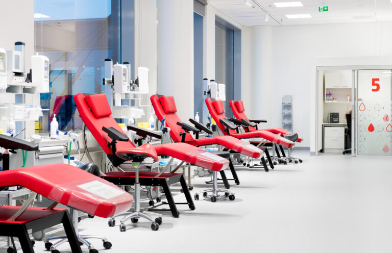 Tyhjiä verenluovutustuoleja Veripalvelun toimipisteessä