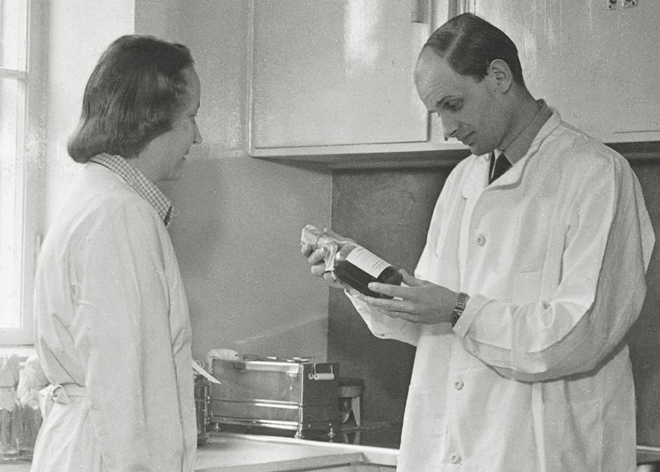 Harri Nevanlinna Veripalvelun laboratoriossa 1948.