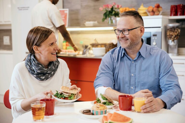 Nainen ja mies kahvilla.