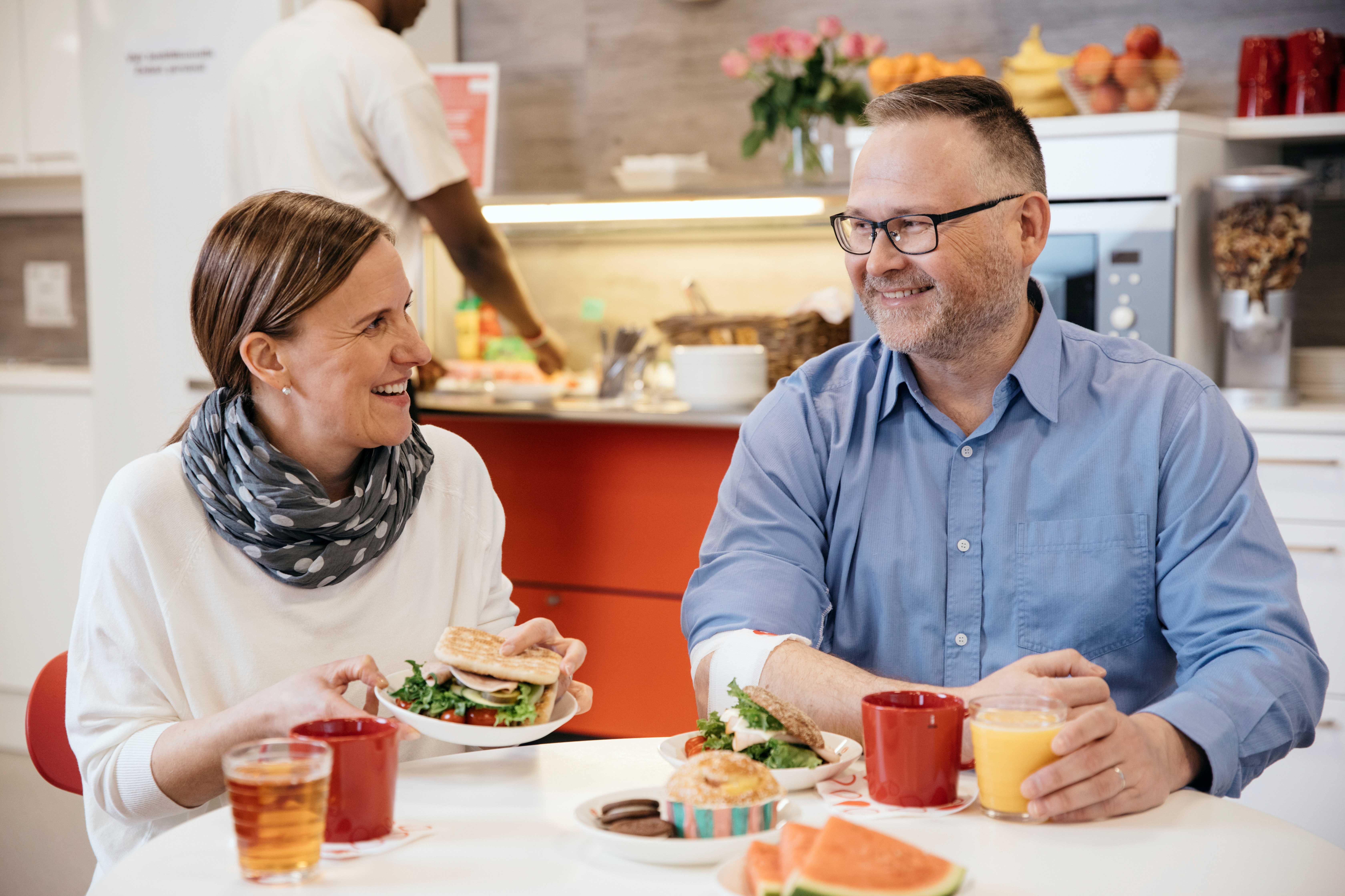 Nainen ja mies kahvilla.