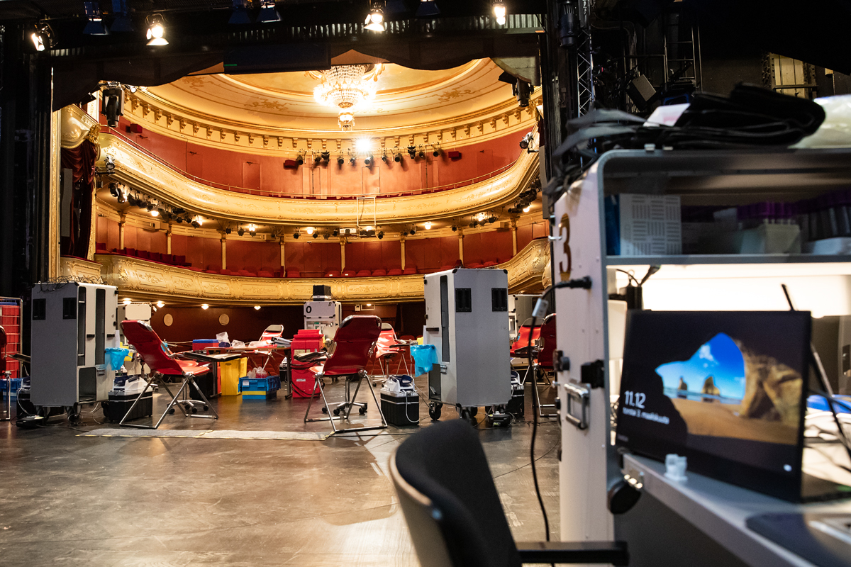 Verenluovutustilaisuus Åbo Svenska Teaterin näyttämöllä.