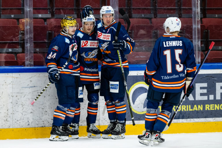 Kiekko-Vantaan pelaajia jäällä.