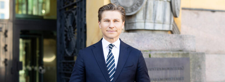 Puolustusministeri Antti Häkkänen katsoo kameraan.