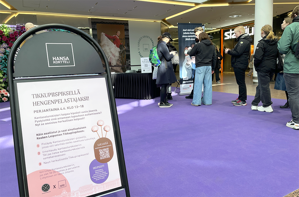 Yleiskuvaa Kantasolurekisterin tapahtumasta Hansakorttelissa. Ihmisiä jonottamassa Kantasolurekisterin pisteelle.