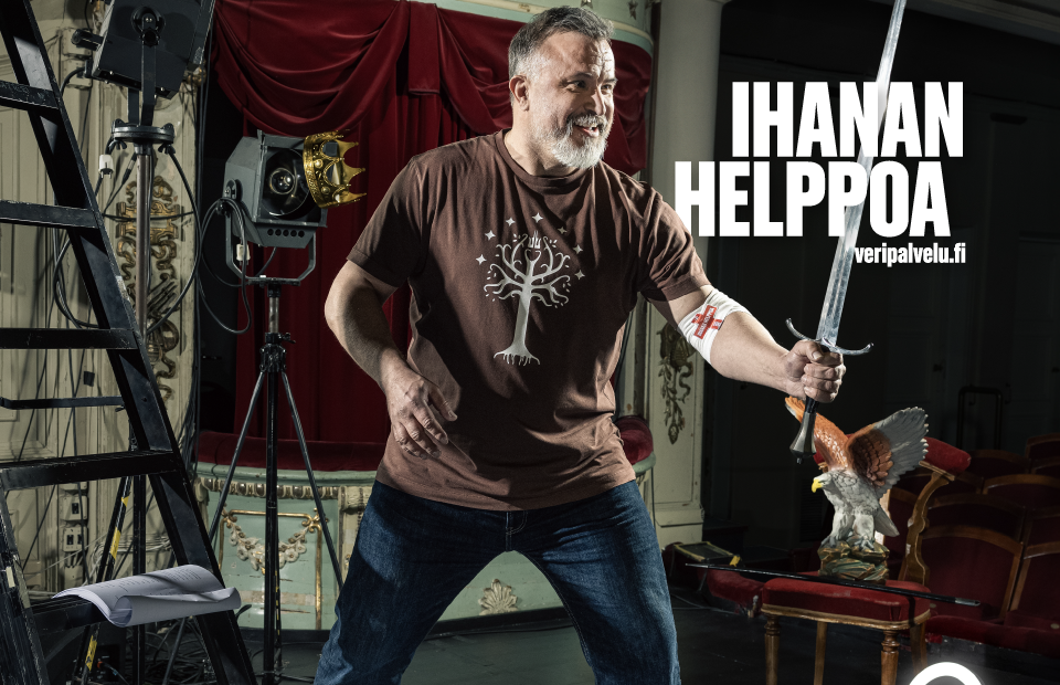 Näyttelijä Kristo Salminen lavamiekkailee ja hänellä on verenluovutusside kyynärtaipeessaan. Kuvassa teksti: Ihanan helppoa, veripalvelu.fi.