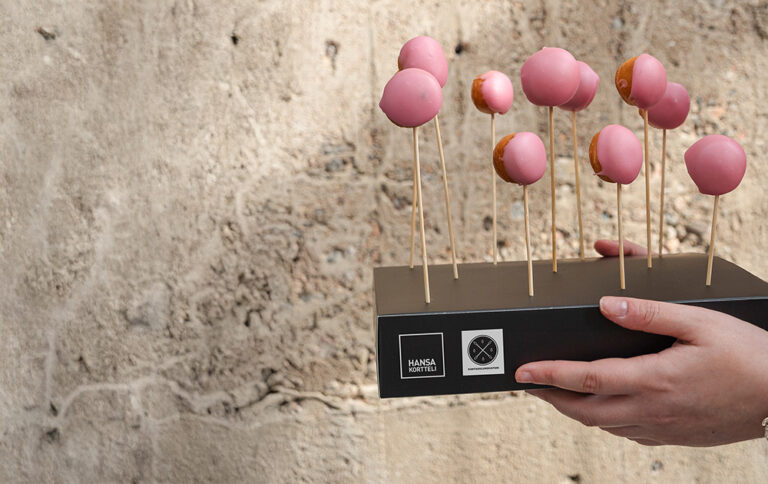 Pieniä piispanmunkkeja, jotka ovat tikun päässä telineessä.