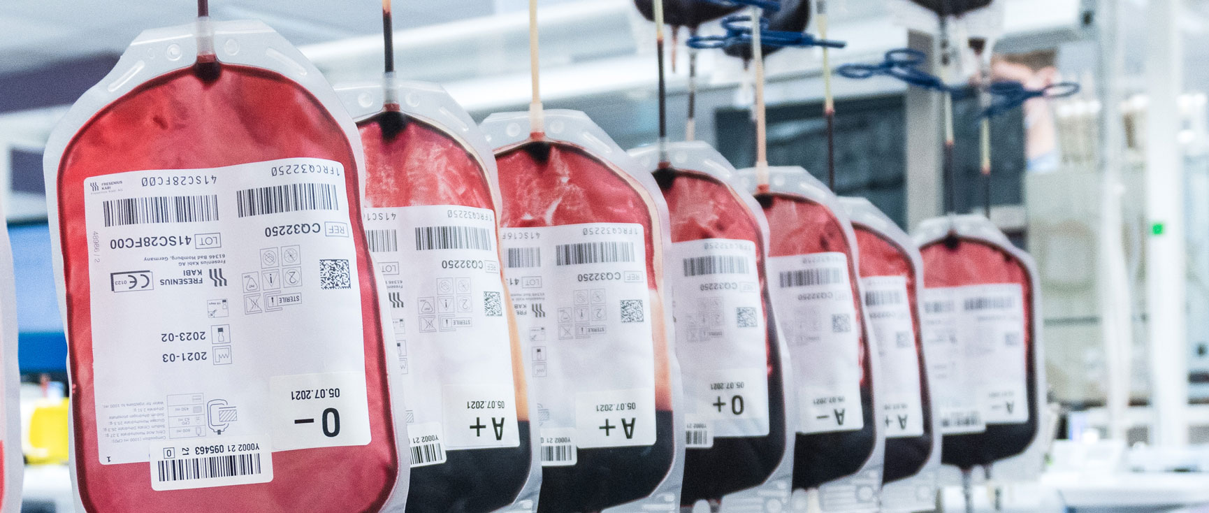 Verivalmisteita jonossa Veripalvelun soluerottelussa.