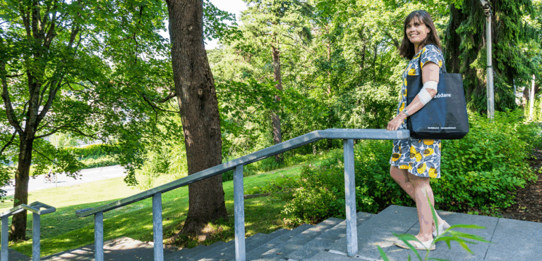 Verenluovuttajanainen kuvattuna luovutuksen jälkeen ulkona kesäisen vihreässä ympäristössä