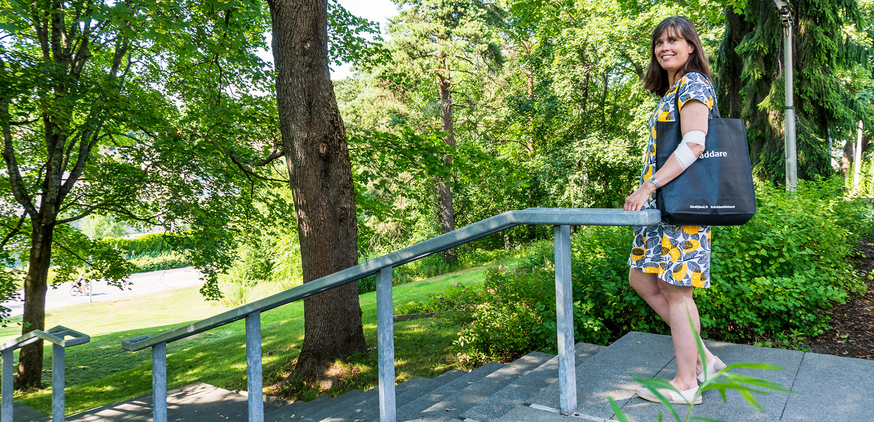 Verenluovuttajanainen kuvattuna luovutuksen jälkeen ulkona kesäisen vihreässä ympäristössä