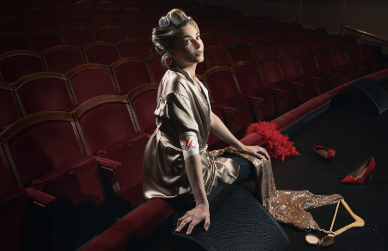 Karoliina Tuominen teatterissa, käsivarressa verenluovutusside.