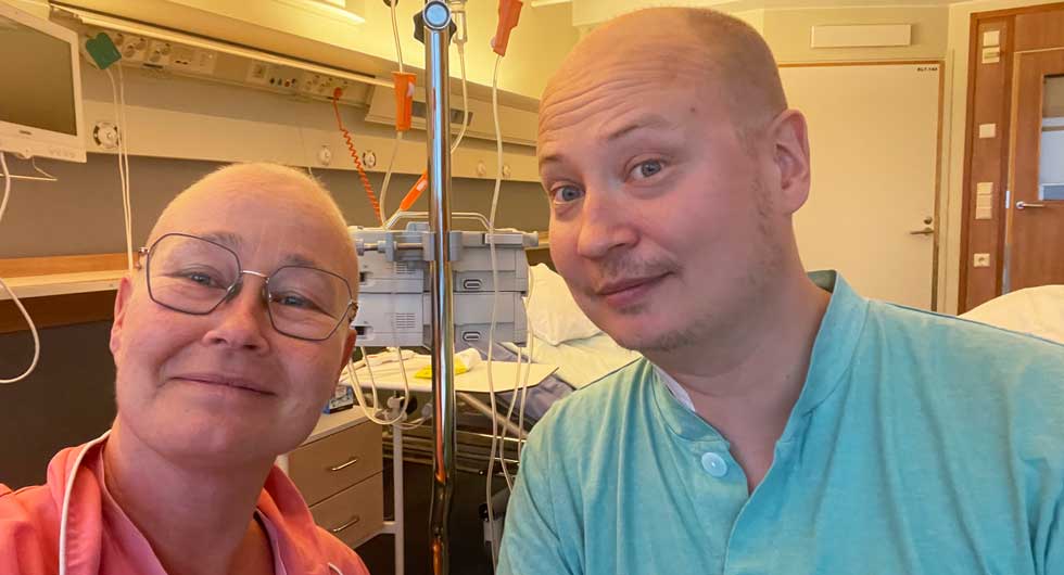 Marika Kunnari ja Santtu väyrynen sairaalahuoneessa. Väyrynen luovutti siskolleen kantasoluja leukemian hoitoon.