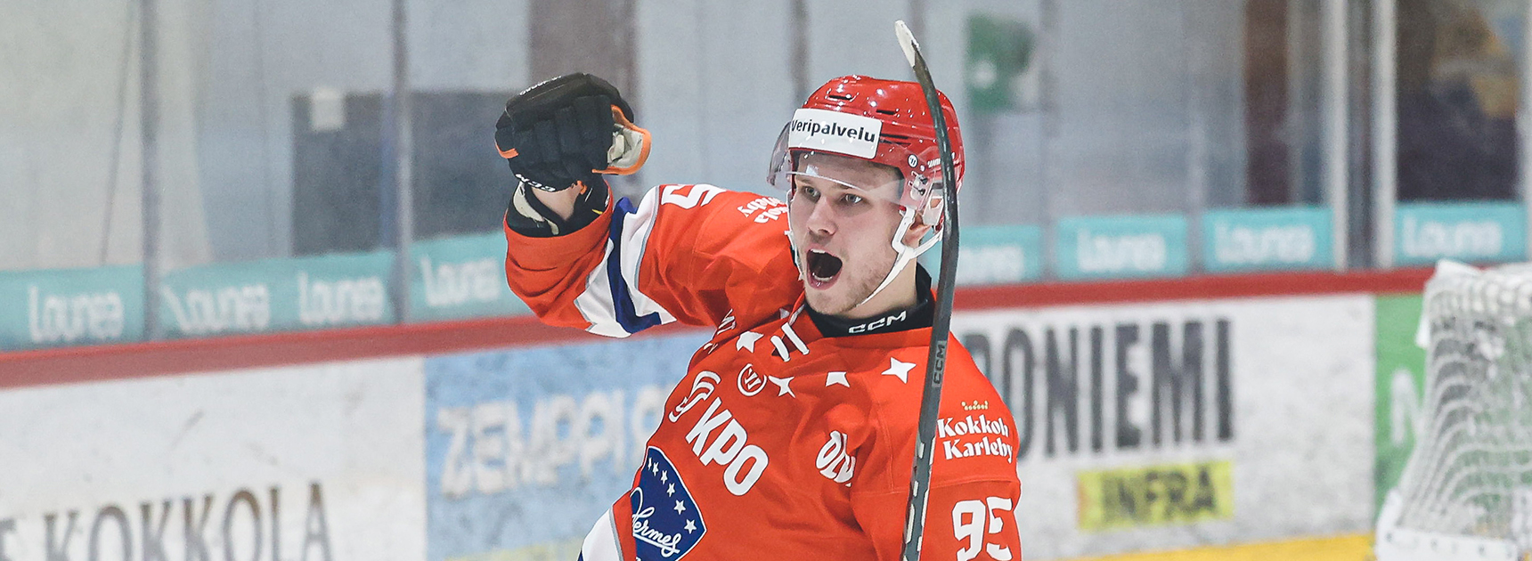 Mestis-pelaaja tuulettaa päässään Veripalvelun punainen kypärä.