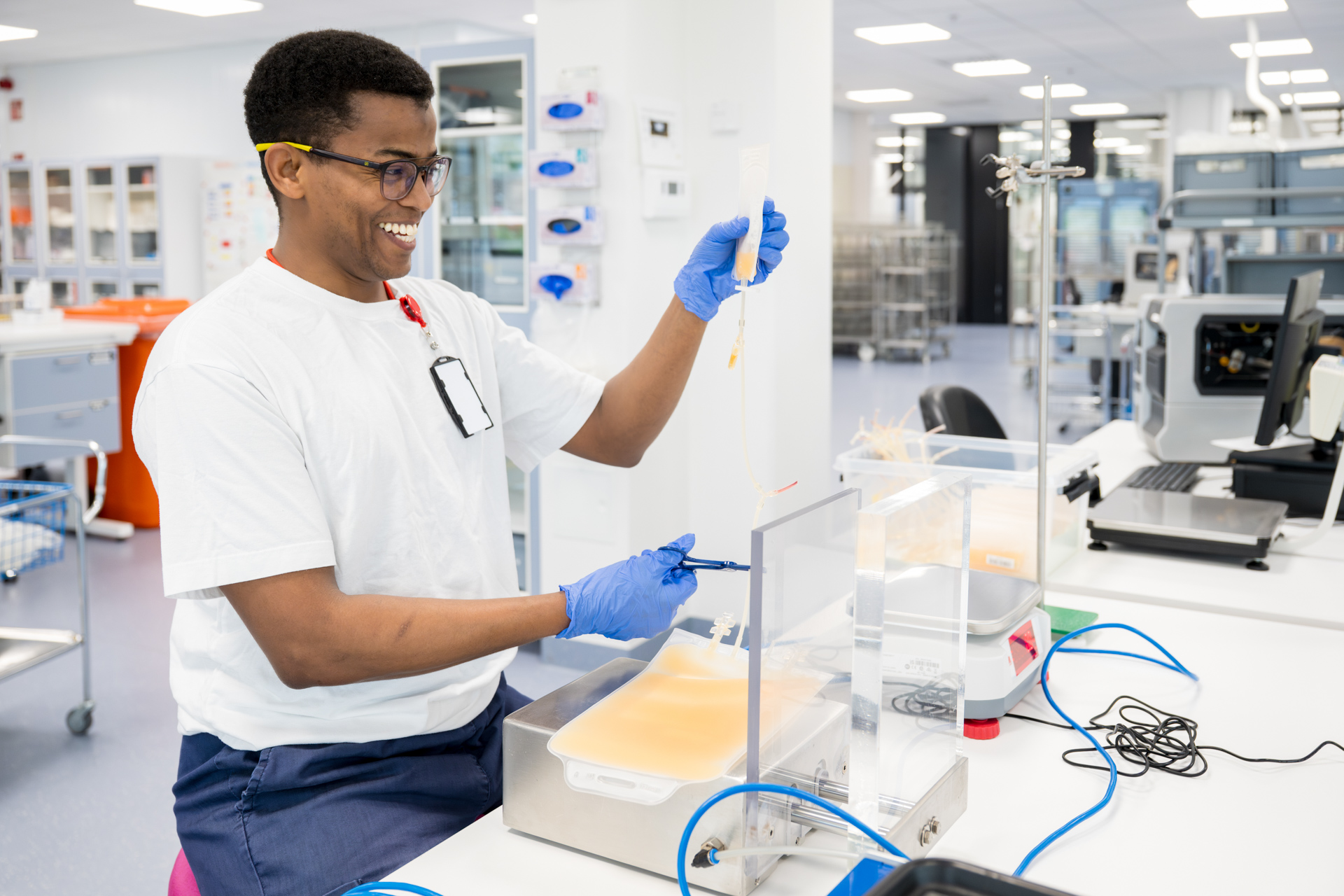 Veripalvelun laboratorin työntekijä ottaa näytteitä bakteeriviljelyyn.