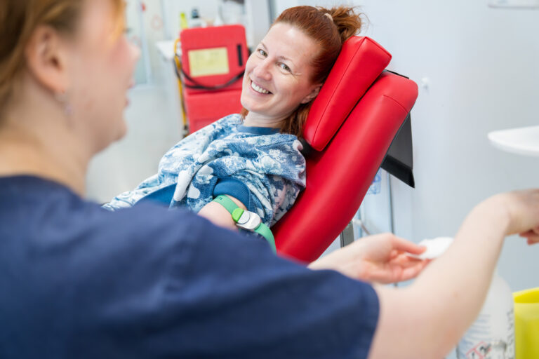 Verenluovuttaja Jumbossa hoitajan kanssa.