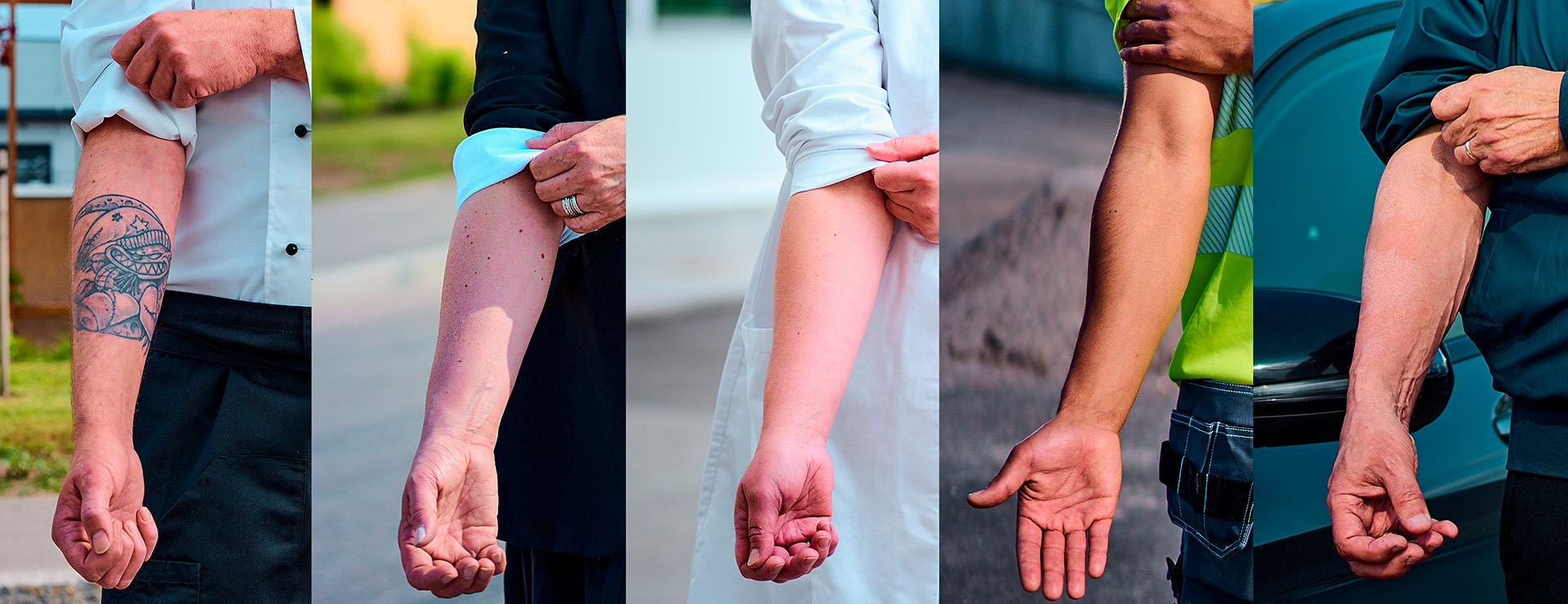 Neljä henkilöä käärii hihansa ylös.