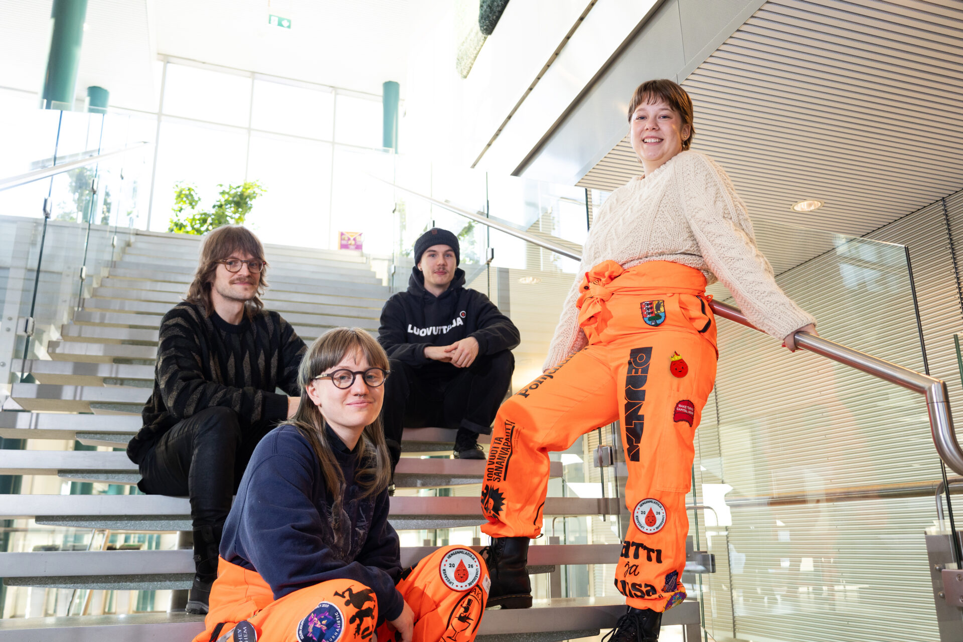 Opiskelijat istuvat portaikossa. Haalareissa Veripalvelun haalarimerkki. Opiskelijat saavat haalarimerkin luovuttamalla verta.