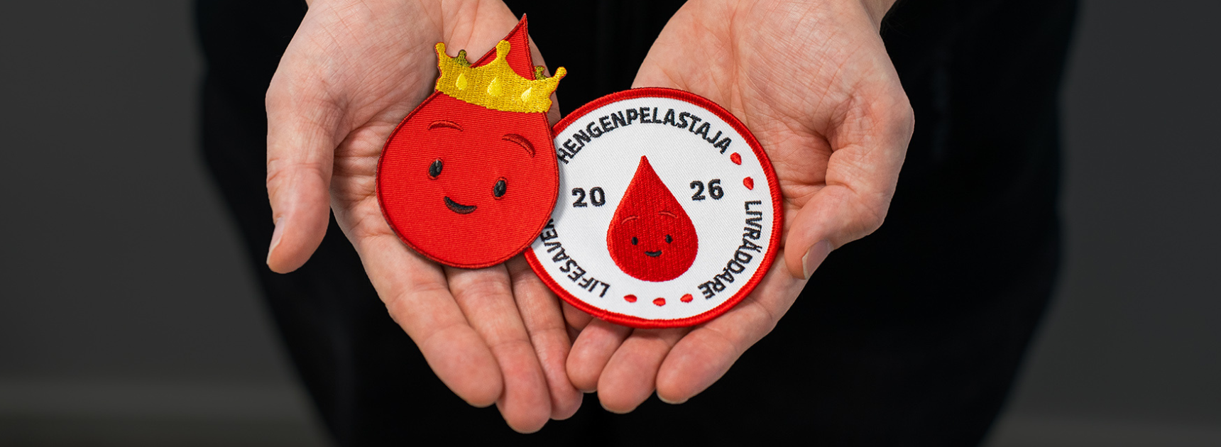 Vuoden 2026 uudet haalarimerkit. Pyöreä vuosimerkki ja Kunkkupisara-merkki.