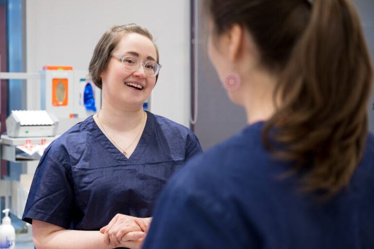 Veripalvelun hoitaja Heli Mäkelä juttelee kuvassa kollegan kanssa.