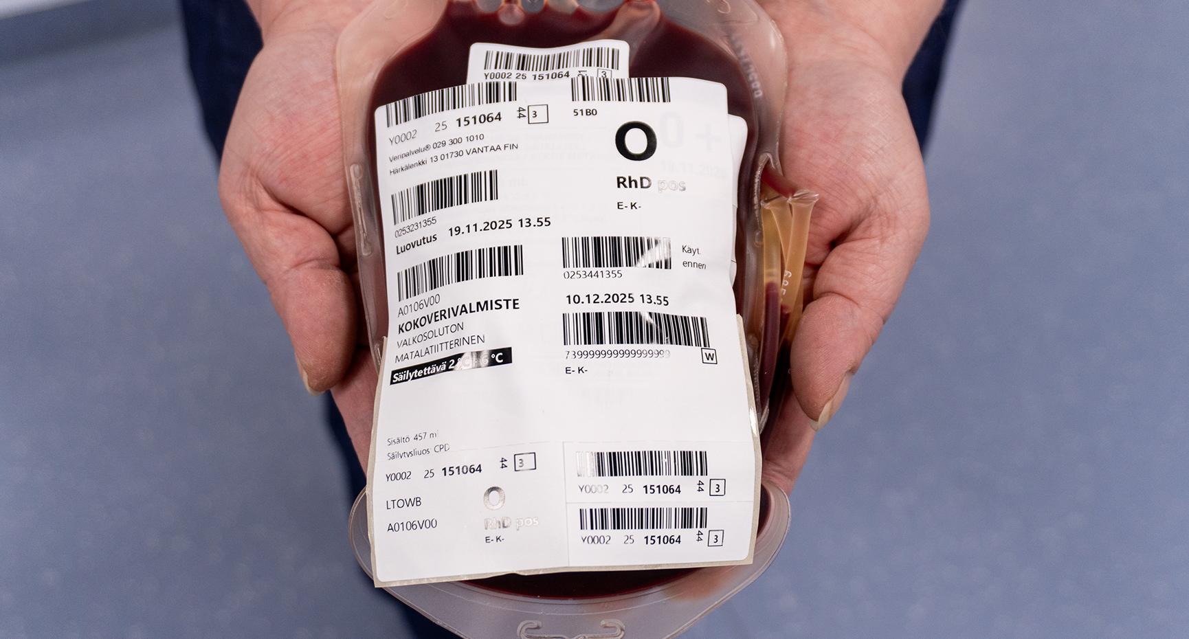 Kokoverivalmistepussi kuvattuna käsissä.