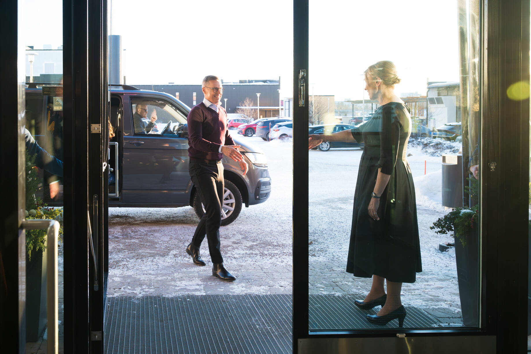 Pia Westman vastaanotti presidenttiparin Veripalvelun ovella.