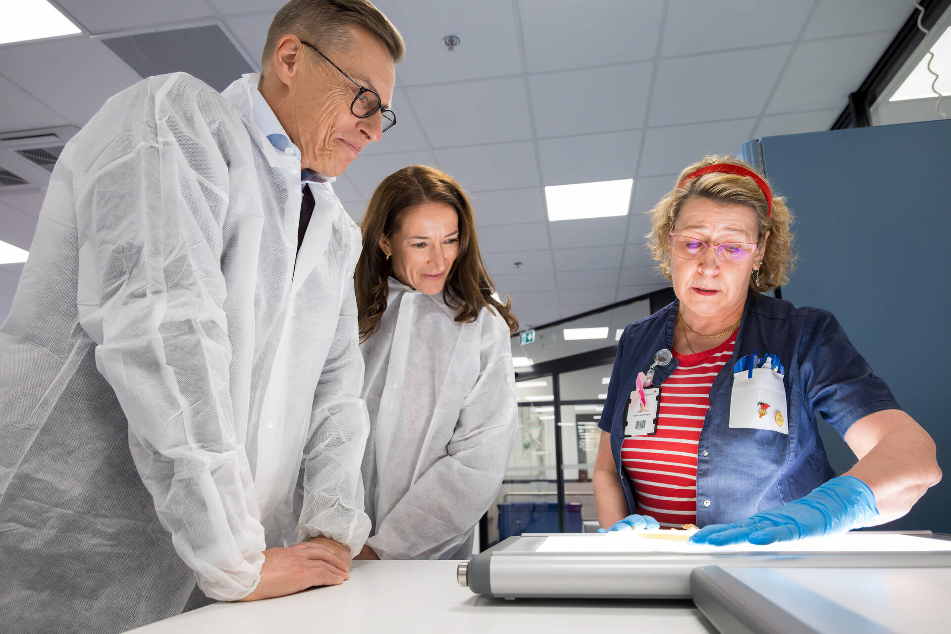 Eija-Liisa Kangas esittelee trombosyyttivalmistetta presidenttiparille.