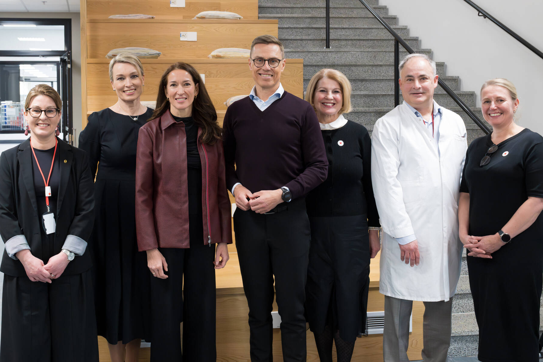 Ryhmäkuvassa vasemmalta alkaen: Johanna Nystedt, Pia Westman, Suzanne Innes-Stubb, Alexander Stubb, Elli Aaltonen, Ari Hemminki ja Tiina Saarikoski.